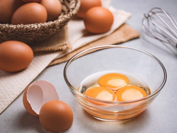 để tránh bị ngộ độc thì bạn không nên ăn nhiều trứng, đặc biệt là trứng sống