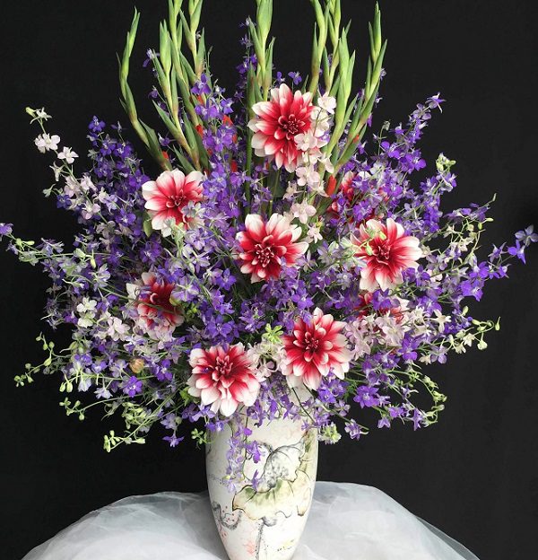 Cách cắm hoa thược dược và violet
