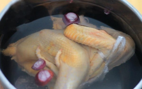 Cách nấu cháo gà hạt sen - Luộc gà
