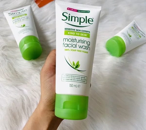 Sữa Rửa Mặt Simple Skin To Skin Moisturising Facial Wash