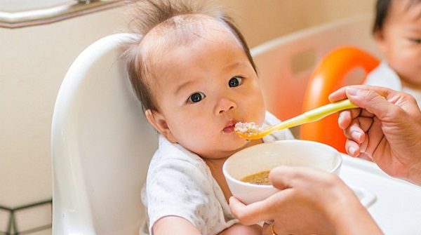không nên cho bé ăn quá no dể tránh bé bị rối loạn tiêu hóa